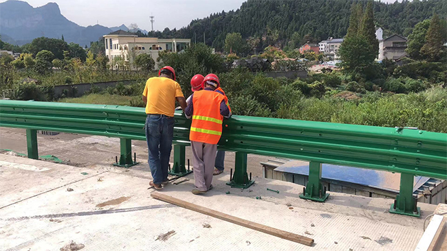 衢州高速公路护栏板的维护确保道路安全的关键环节